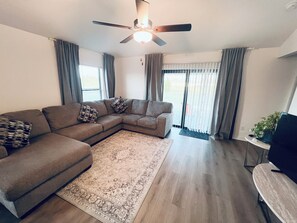 Living area - Wonderful 3-bedroom house with AC in Fort Myers (Fort Myers)