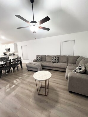 Living area - Wonderful 3-bedroom house with AC in Fort Myers (Fort Myers)