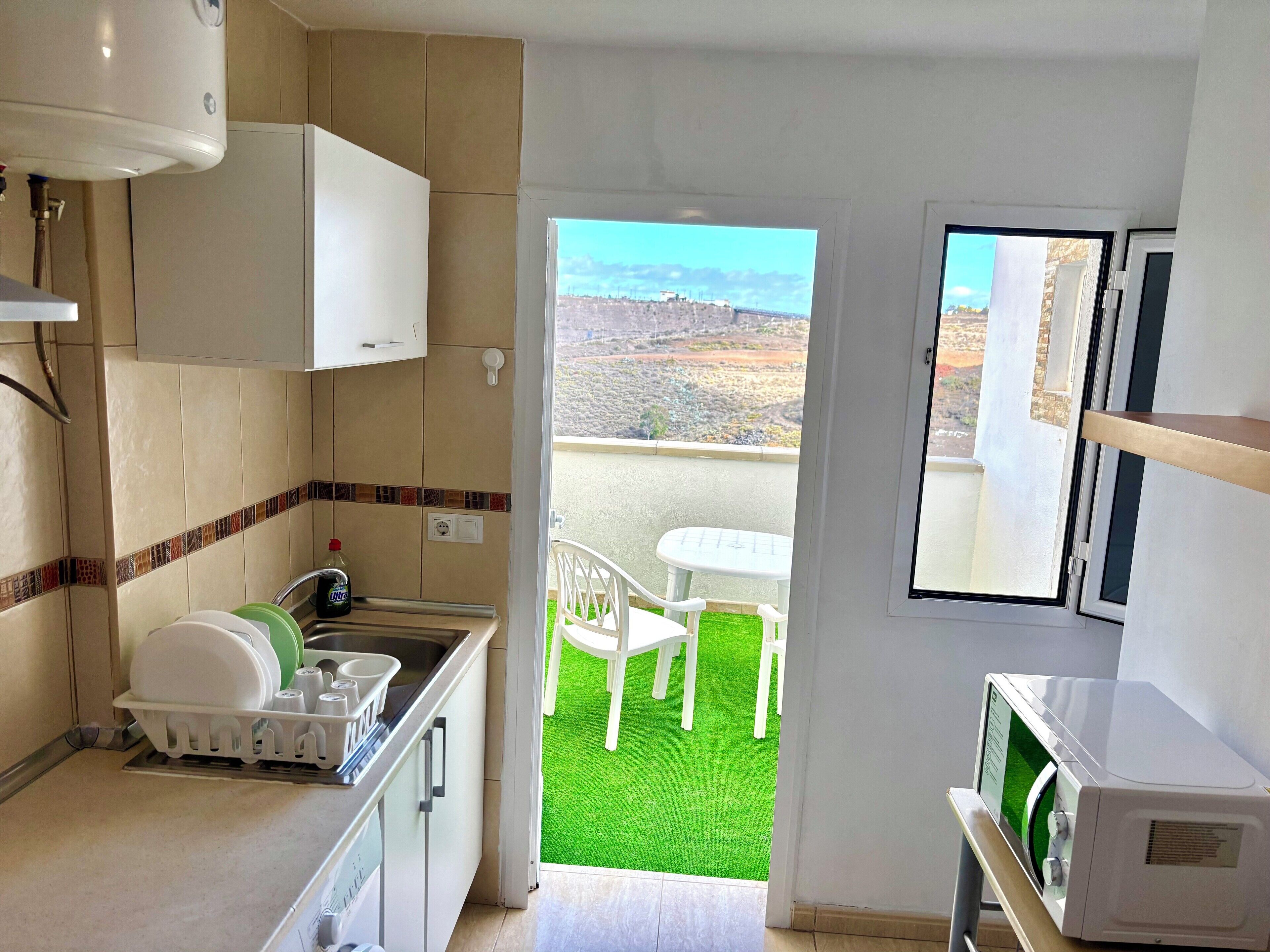 Kjøleskap, mikrobølgeovn, kokeplater og kaffetrakter/tekoker