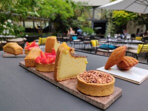 بوفيه فطور يوميًا مقابل رسوم