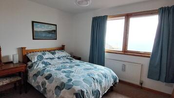 3 makuuhuonetta, työpöytä, silitysrauta/-lauta, vauvan matkasänky