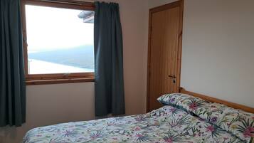 3 slaapkamers, een bureau, een strijkplank/strijkijzer, reisbedje