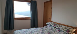 3 Schlafzimmer, Schreibtisch, Bügeleisen/Bügelbrett, Reisekinderbett