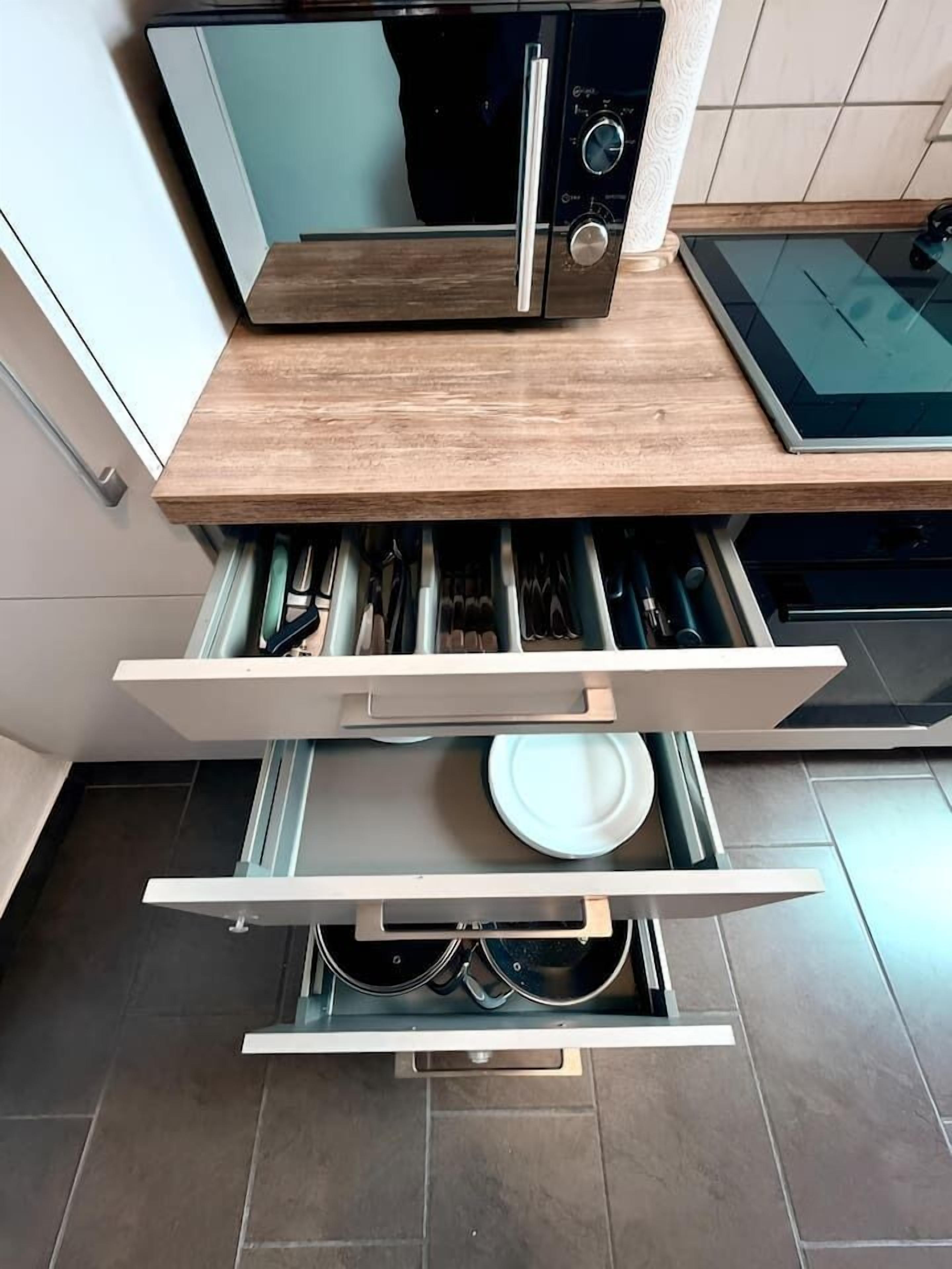 Een koelkast, een magnetron, een oven, een kookplaat