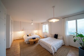 4 habitaciones, tabla de planchar con plancha, wifi y ropa de cama