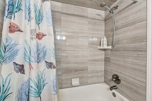 Condo, varias camas, cocina, vista al jardín (The Nautical Clipper) | Baño | Toallas 