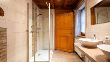 Dusche, Haartrockner, Handtücher