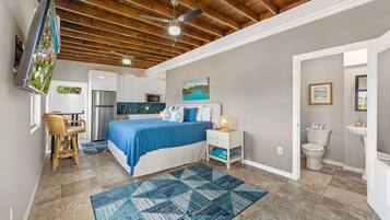 6 bedrooms, WiFi, bed sheets