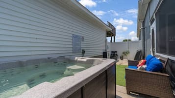 Banyera d'hidromassatge a l'aire lliure