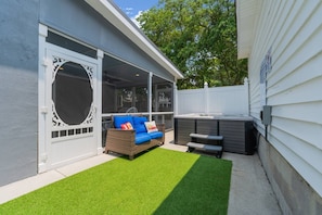 Terrace/patio - Hot Tub~Dog Friendly~Near Downtown~Firehouse Suite (Morehead City)