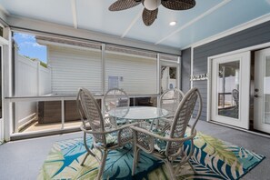 Outdoor dining - Hot Tub~Dog Friendly~Near Downtown~Firehouse Suite (Morehead City)