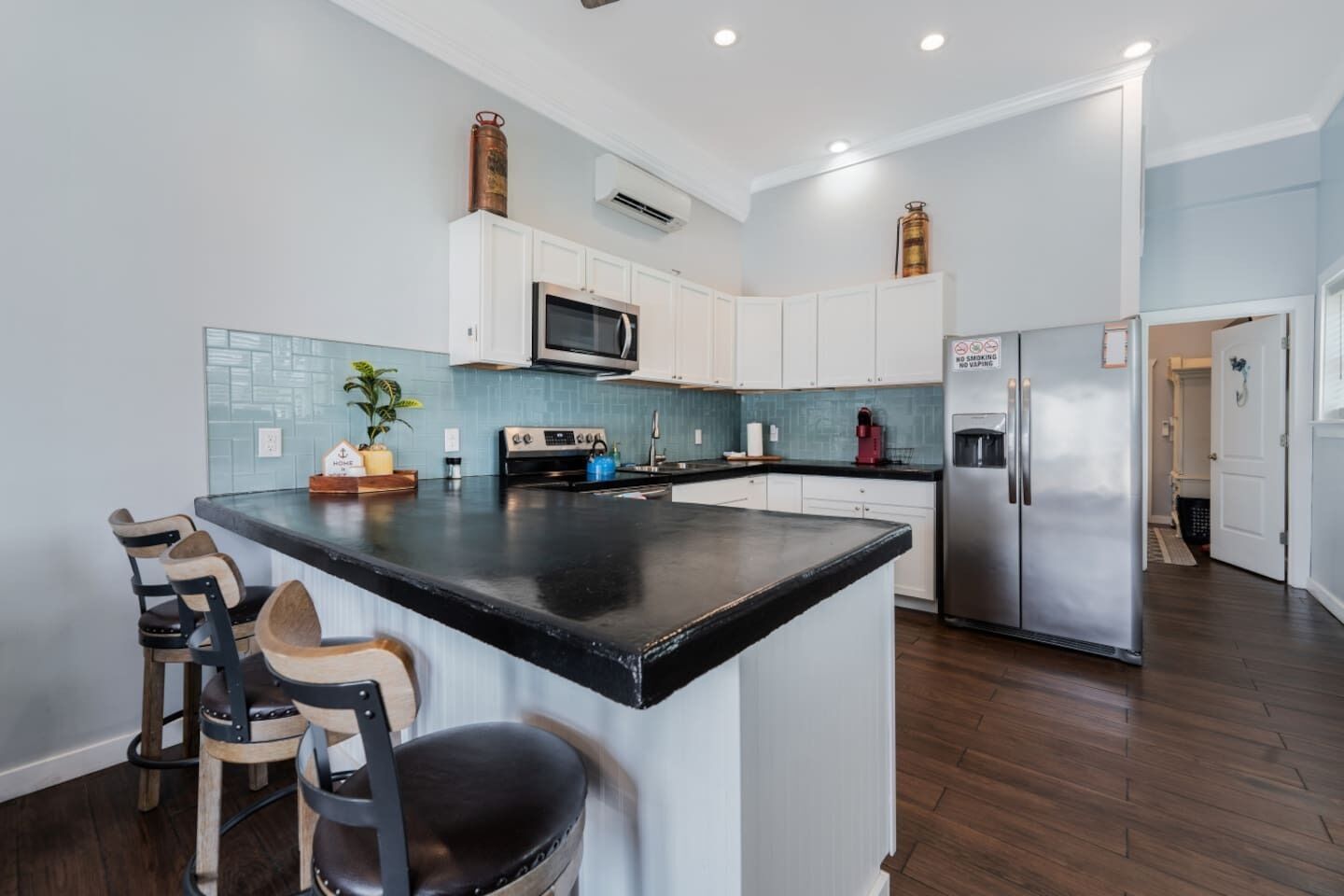 Kjøleskap, mikrobølgeovn, ovn og kokeplater