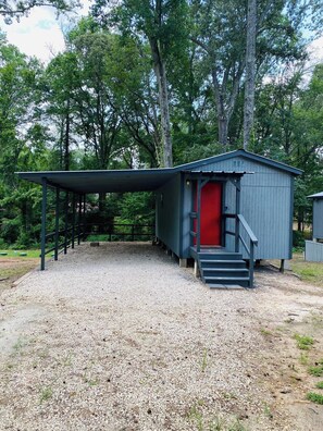 المنطقة المحيطة بالمنشأة