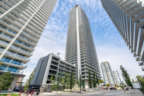 Chic Urban Condo in Heart of Burnaby