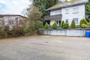 Exterior - Holiday Home 'Skywalk Loft Willingen Incl Free' with Mountain View, Balcony and Wi-Fi (Willingen)