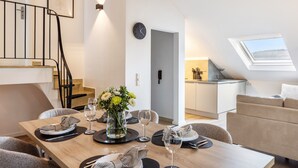 Een modern appartement met een eethoek, keuken en woonruimte.