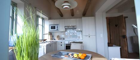 ثلاجة، ميكروويف، فرن، موقد طهي مسطح