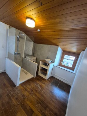 Serviettes fournies, papier toilette