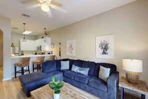 Living area - Ground Floor Oasis/full resort features restaurant and spa (Davenport)