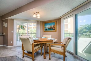 Dining - Beautiful Beach Condo. Beach Access Few Steps Away. 2Bed/2Bath. (Indian Rocks Beach)