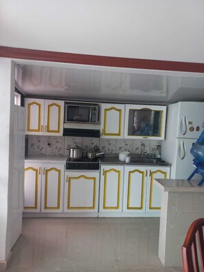 Mikrowelle, Geschirrspüler, Kaffeemühle, Kochgeschirr/Geschirr/Besteck