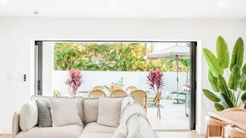 Smart TV, tavolo da ping pong, libri