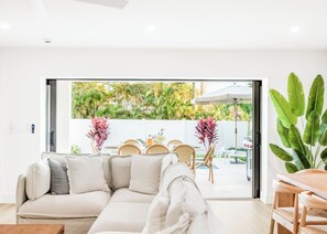 Smart-tv, bordtennisbord, bøger