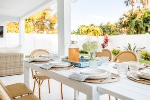 Outdoor dining - NEW! Luxe Non-Toxic • Heated Salt Pool • Gym • Bike 2 Beach (Naples)
