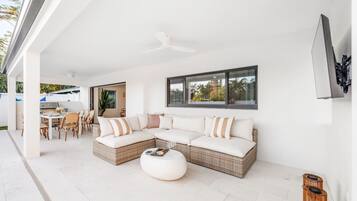 Smart-tv, bordtennisbord, bøger