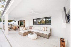 Smart-tv, bordtennisbord, bøger