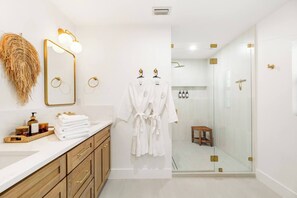 Hair dryer, towels, soap, shampoo - NEW! Luxe Non-Toxic • Heated Salt Pool • Gym • Bike 2 Beach (Naples)