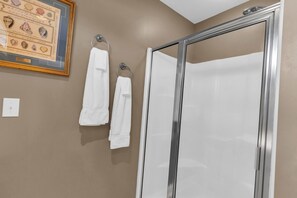 Hair dryer, towels, soap, shampoo - Charming Low-Tox Carolina Beach Cottage (Carolina Beach)