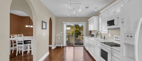 冷蔵庫、電子レンジ、オーブン、コンロ