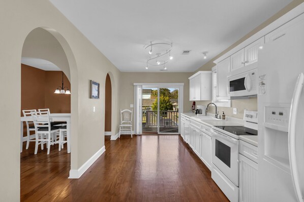 Fridge, microwave, oven, stovetop - Charming Low-Tox Carolina Beach Cottage (Carolina Beach)