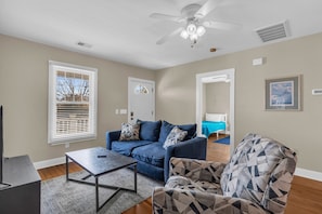 TV, books - Charming Low-Tox Carolina Beach Cottage (Carolina Beach)