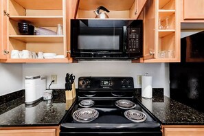 Private kitchen - King Bed/Cherokee St Art District/Fast WiFi + W/D (St. Louis)