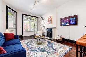 Smart TV - King Bed/Cherokee St Art District/Fast WiFi + W/D (St. Louis)