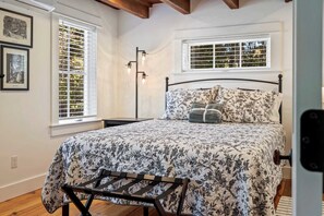 Casa, varias camas, patio, vista al jardín (Pepperrell Place) | 3 habitaciones, decoración personalizada y muebles diferentes