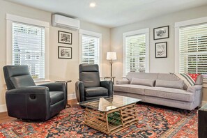 Casa, varias camas, patio, vista al jardín (Pepperrell Place) | Área de sala de estar