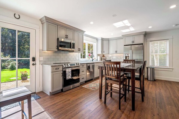 Casa, varias camas, patio, vista al jardín (Pepperrell Place) | Cocina privada