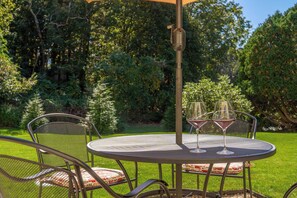 Outdoor dining - Pepperrell Place - Home for 6 (Kittery Point)