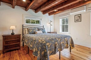 House, Multiple Beds, Patio, Garden View (Pepperrell Place) | 3 bedrooms, individually decorated, individually furnished, bed sheets - Pepperrell Place - Home for 6 (Kittery Point)