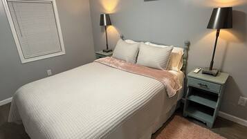 Een strijkplank/strijkijzer, wifi, beddengoed