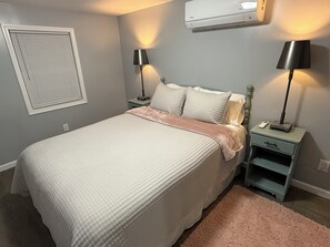 Een strijkplank/strijkijzer, wifi, beddengoed