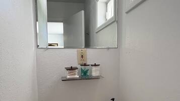 Een bubbelbad, een haardroger, handdoeken, toiletpapier