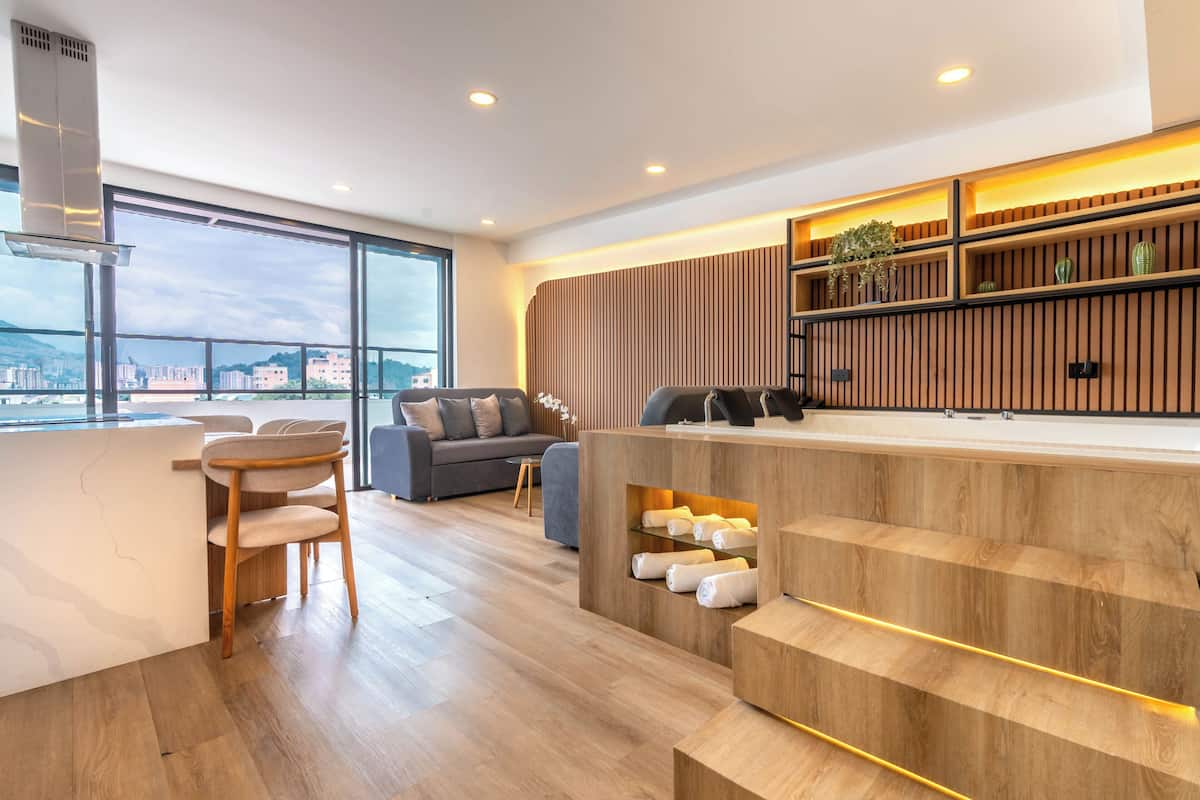 Phòng Suite Exclusive, quang cảnh thành phố | Khu phòng khách | TV