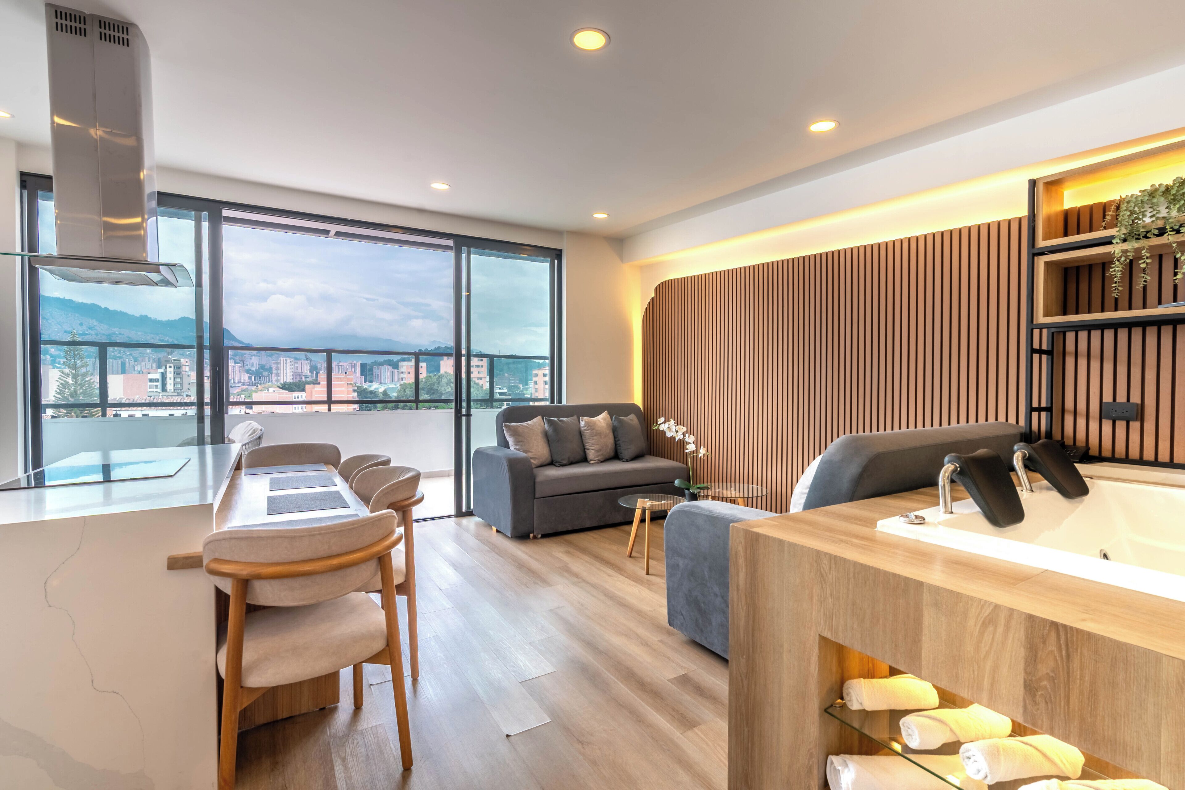 Suite – exclusive, byutsikt | Oppholdsområde | TV