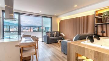 Suite – exclusive, byutsikt | Oppholdsområde | TV
