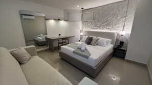 In-room safe, desk, laptop workspace, free WiFi - Hotel Time Oclock (Medellín)