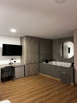 Deluxe Quadruple Room | In-room safe, desk, laptop workspace, free WiFi